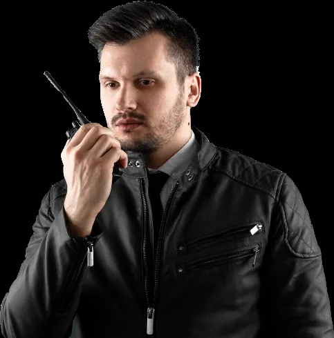 Detetive com rádio comunicador